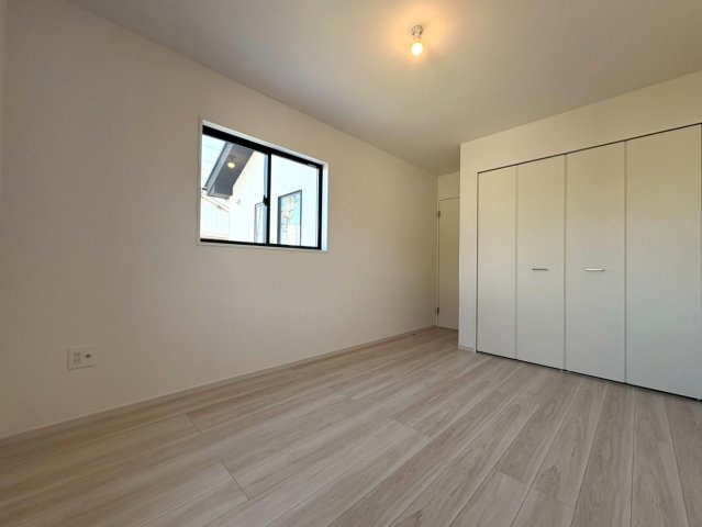 木目調のフローリングは落ち着きある雰囲気です。　リラックスできる空間になっています。