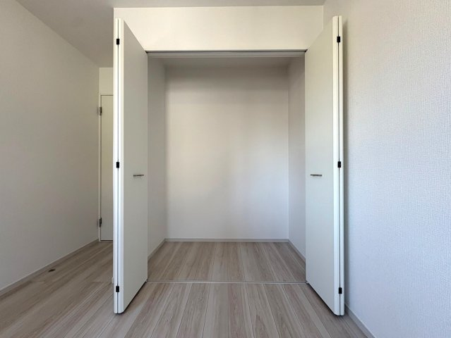 大容量の収納スペースがあります。　季節物のお洋服や、捨てられない物もしっかりと保管出来て嬉しいですね。