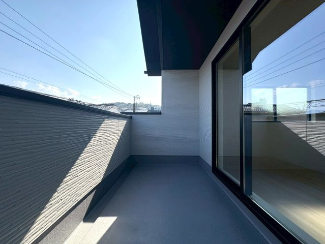 ゆとりあるバルコニーはお洗濯時以外にも趣味スペースとしても使えて使い勝手が良いです。　晴れた日にはバルコニーで食事やお茶するのも楽しそうですね。