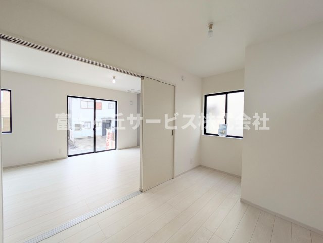 リビング横の洋室です