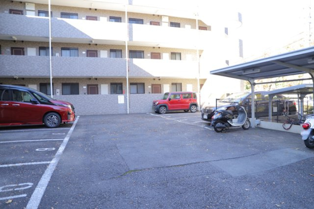 駐車場と明記されていても、最小スペースでつくられた駐車場だと大型車は駐車できなかったり、出入りしにくくなったりする可能性があります。お車のサイズと購入したい物件の駐車場のサイズを現地で確認しましょう。