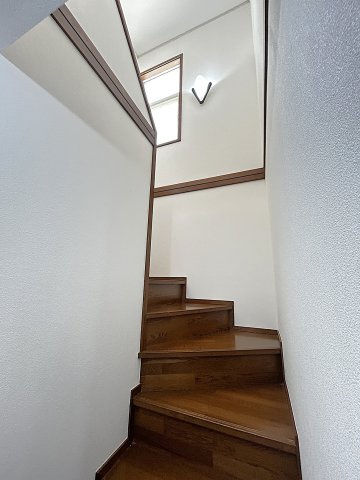 窓があるので階段も明るい空間