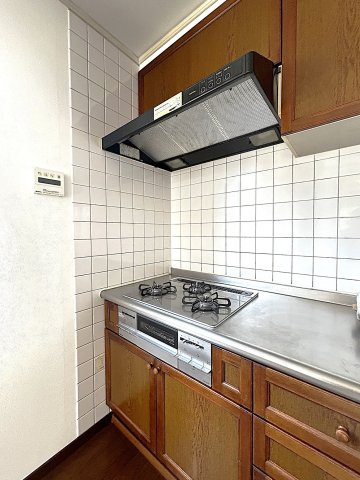 キッチン周りは掃除がしやすいタイル貼り