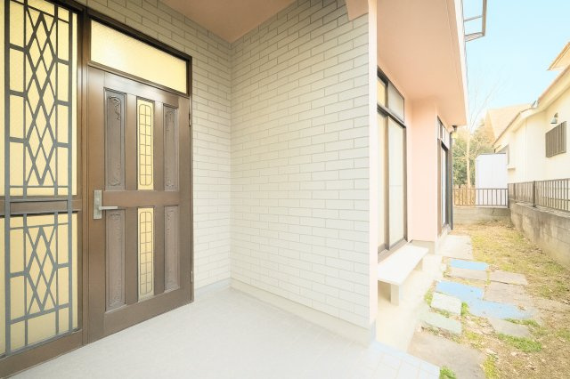 ◆洗練された玄関アプローチと庭の佇まいが、住まいの質を引き立てます。【画像は加工しています】