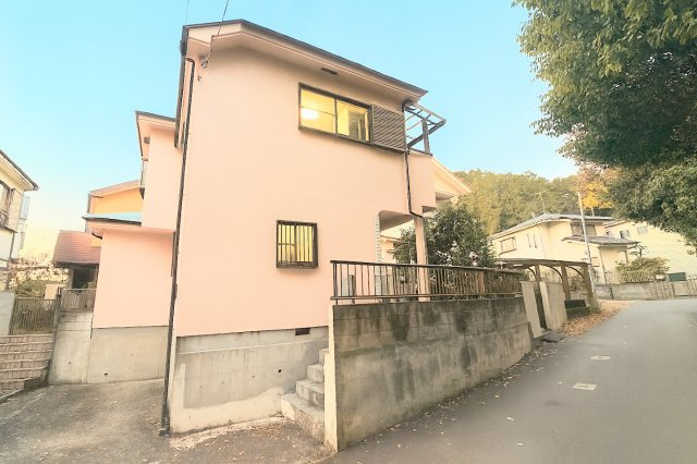 ◆堂々たる趣ながら、主張し過ぎずどこか余裕を感じさせるシャープなフォルムで佇む邸宅は、晴天の空と照らし合わせる事で、本来あるべき完成形の姿を見せてくれます。　【画像は加工しています】