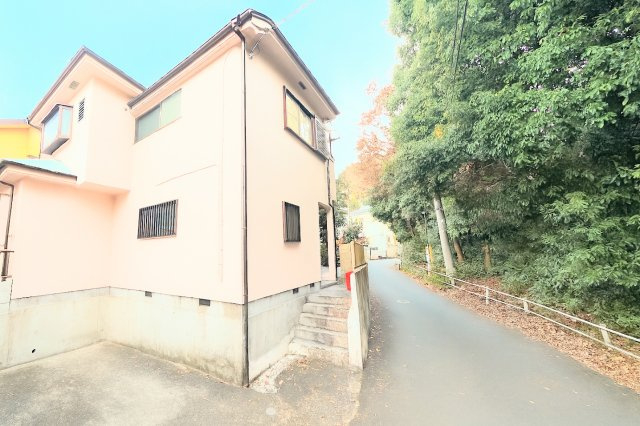 ◆一戸建てを中心とした街並みが整然と続き、周辺は高い建物が建っていないので、緑の多い閑静な趣を感じる環境です。街並みや周辺環境も重要なポイントです！！【画像は加工しています】