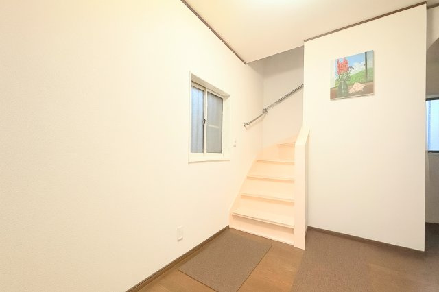 ◆玄関は落ち着いた雰囲気でまとめられており、帰宅時にほっと気持ちが和らぐ空間です。毎日の出入りがしやすいつくりで、ご家族や来客を心地よく迎え入れてくれます。【画像は加工しています】