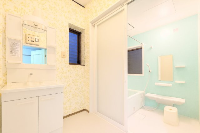 ◆ご家族の1日が始まり、1日が終わりを締めくくる洗面空間。洗濯機を配置しても十分なスペースを確保した設計となっております。【画像は加工しています】