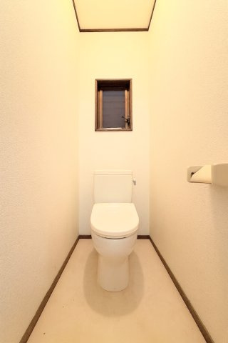 ◆清潔感のある白を基調とした落ち着ける空間。小窓をもうけていますので、こもりやすい空気の入れ替えも簡単に行えますね！【画像は加工しています】