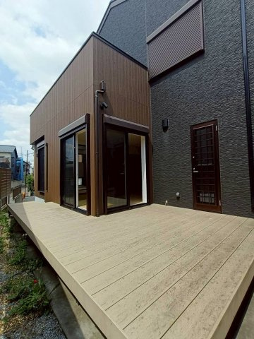 プールやBBQが出来るウッドデッキ