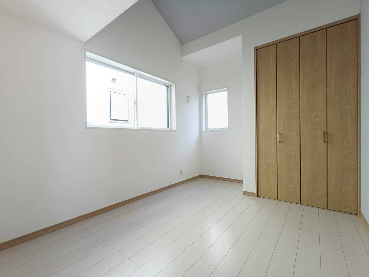 落ち着いた色調の洋室です