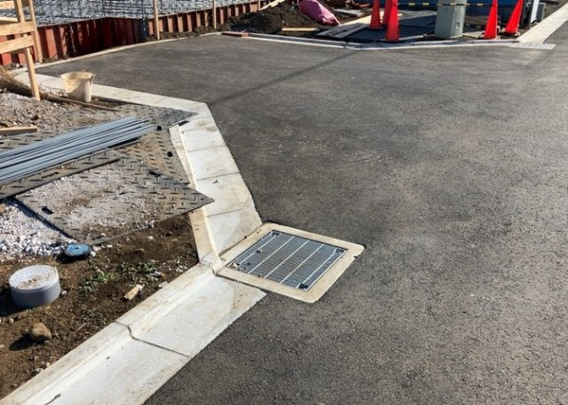 お持ちの車種によっては前面道路が広い方が便利でしょう。しかし、前面道路が広ければその分交通量が多くなるため、騒音などが気になる場合があります。実際に現地を見学し、周辺交通量や騒音などを確認しましょう！