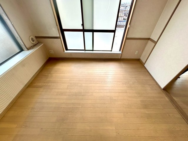 洋室のメリットは重い家具が置きやすく、身の回りが整理しやすいことです。　床がフローリングのため畳とは異なり凹みにくいです。　クローゼットなど収納が豊富で、普段使わない旅行カバンや服の整頓も簡単にです。