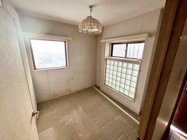 寝室でゆっくりと過ごすためにはベッド周りの適度な空間を担保することや窓の位置、照明の明るさ、寝室の広さなどを考える必要があります。自身や家族の構成とライフスタイルに併せて寝室にする部屋を選びましょう！