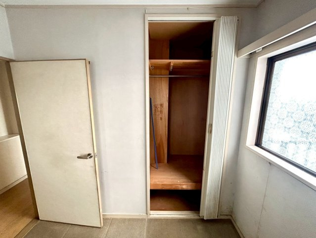 デザイン性を重視しすぎて収納が少なかった！なんてことにならないため、事前に現地で収納の数を確認しておくことをお勧めします。クローゼット以外にも床下収納や屋根裏収納、パントリーなどもチェックしましょう。