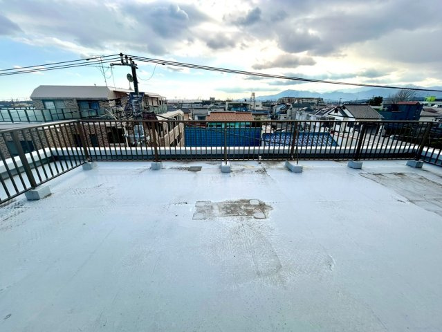 バルコニーは、室外の専用スペースのうち、「屋根がなく開放された空間」であるものを指します。ベランダより広いタイプのものが多く、日当たりもよいため家庭菜園などを楽しみたい人にとって適した環境となります。