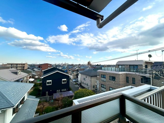 眺望の良さを楽しめるダイニングキッチンで家族団らんの時間を過ごしてはいかがでしょうか。バルコニーから見える景色を家族で眺める時間は、時間が経つのを忘れてしまいそうですね。是非、現地を見に行きましょう！