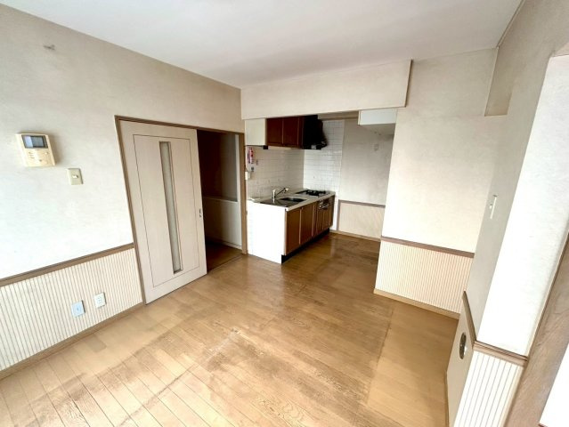 直線タイプはLとDKを一直線に並べた形で対面キッチンのタイプです。一般的なのでよく見かけるかもしれません。直線タイプに似た直接アイランドタイプは、キッチンとダイニングの間に壁がない分広く感じられます。