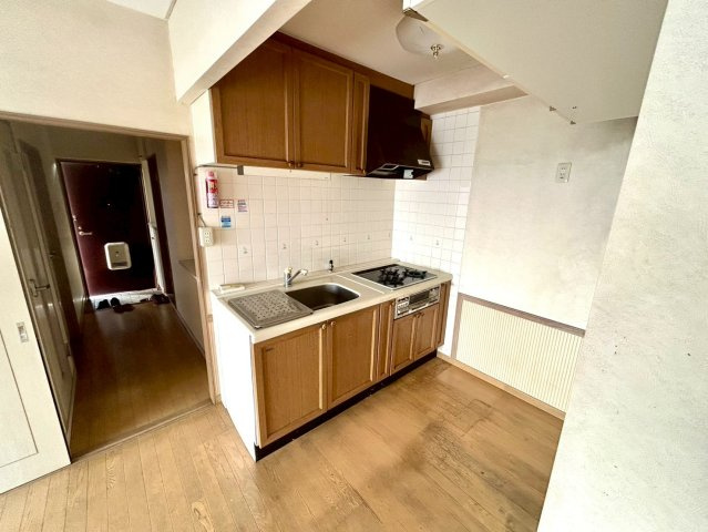 標準的なシステムキッチンの横幅は、165cm～300cm程度です。2100・2400・2550・2700などミリ単位で表記されます。普段どのように料理をするのかを想定しながら合ったサイズを選びましょう