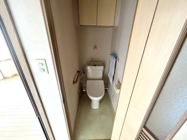 トイレは大きさや形、機能、抗菌性などが異なる多種多彩なタイプが各メーカーから出ています。それぞれに良さがあるため、事前にどういったタイプのトイレがいいのかをご家庭内で決めて、内見に行くといいでしょう。