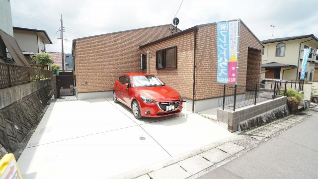 ☆価値の高い平屋戸建て♪　※2ＬＤＫ＋Ｓ書斎、ＷＩＣ　令和6年（2024年）9月築の超築浅！　車2台が並列駐車♪　200？超の広い敷地、お庭、物置つき！　全居室エアコン、カーテン、照明つき♪