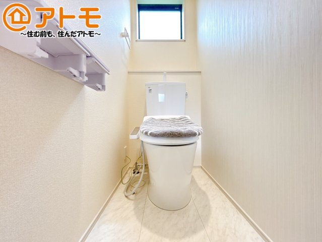 窓があり換気もすぐにできる、清潔感のあるトイレです♪