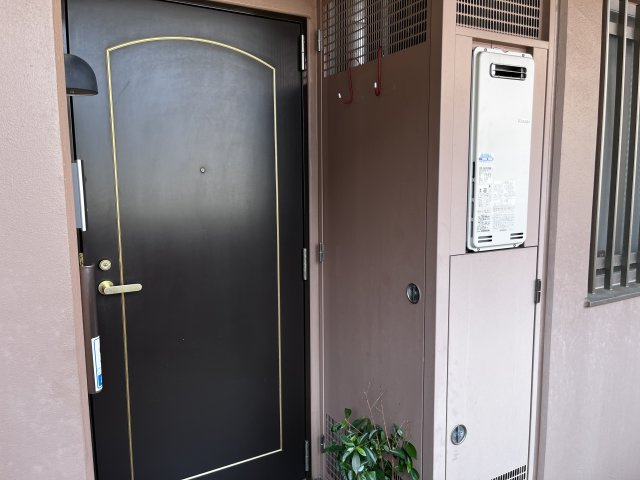 存在感のある玄関ドアが、住まいの第一印象を引き立てます。安心感と落ち着いた雰囲気を感じられる住まいです。