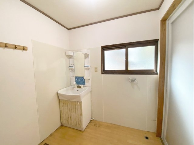 窓付きで明るい洗面脱衣所です！