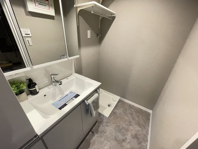 明るい洗面台で、毎朝の準備も気分が上がりそう。　