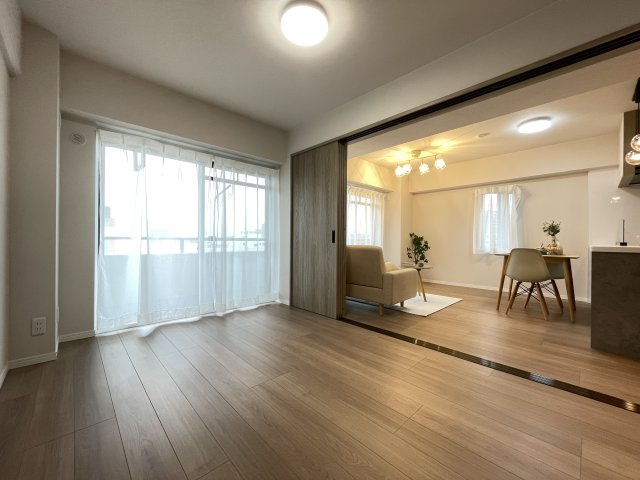 大きな掃き出し窓がついた洋室は、日中は照明がなくても明るく、子ども部屋としてもピッタリ。　