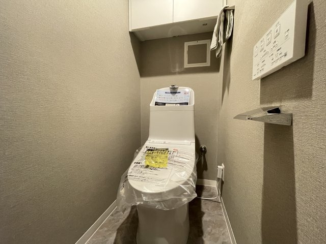 温水洗浄便座付きの清潔感あるトイレは、落ち着いた空間に。　