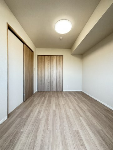 【洋室約5.7帖（バルコニー側）】バルコニーに面した、陽光が差し込む心地よい洋室