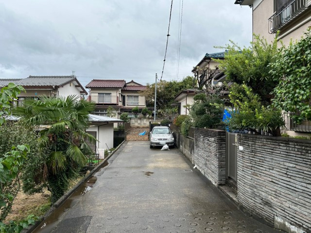 現地に行くなら、物件の周囲の地形がどうなっているかを見ることも大切です。周辺より低くなっている土地では、大雨などで水が集まりやすいため、地盤が弱くなっているということも考えられるため、注意が必要です。