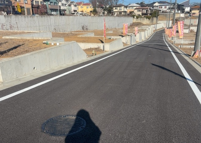 土地の形が極端に長細かったり、狭小地、あるいは道路との高低差がある傾斜地だった場合、後々売ろうとしても買い手がつかない場合もあります。後々、売却することになった時に価値の下がらない土地を選びましょう。