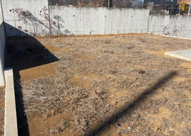 土地の面積＝住宅面積ではありません。建ぺい率の問題などで、土地のある場所によって住宅を建てられる面積は限られています。高さもしかり、「土地」という言葉の中には、建築条件も含まれると考えておきましょう。