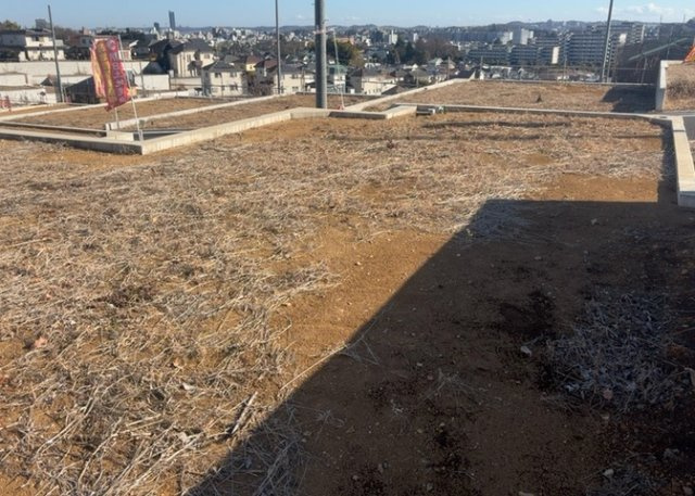 家を建てる場合、方位は要チェックです。現実的に日当たりのよい家ならばリビングは南側、建築基準法でも北側に当たる家への配慮は求められています。土地を見学に行く際は、方位磁針を持って行くようにしましょう。