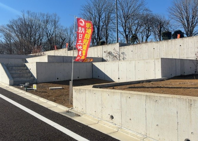現地に行くなら、物件の周囲の地形がどうなっているかを見ることも大切です。周辺より低くなっている土地では、大雨などで水が集まりやすいため、地盤が弱くなっているということも考えられるため、注意が必要です。