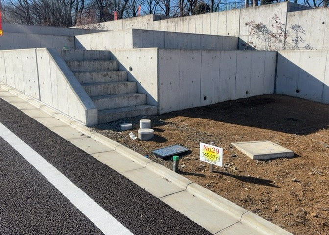 土地購入を検討されている場合、境界杭がない状態で購入してしまうと境界確定測量をする必要があり、費用がかかります。購入の前に、売主、隣土地所有者立ち合いのもと境界を確定し境界杭を設置するのがベストです。