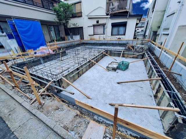 足元から暖まる床暖房をリビングに標準装備。