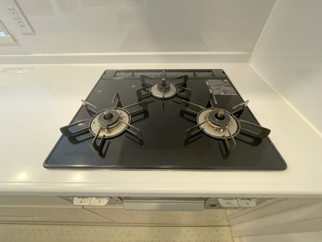 三口コンロを備えたシステムキッチンは、同時調理が可能で料理の効率が大幅に向上します。グリル付きのため焼き料理の幅も広がり、日々の食事づくりがより快適になります。お手入れもしやすい形状となっています。