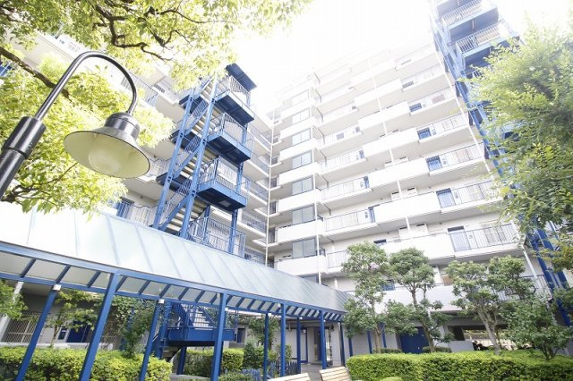 低層の住宅街に位置し、周辺は静かで暮らしやすい住環境です。