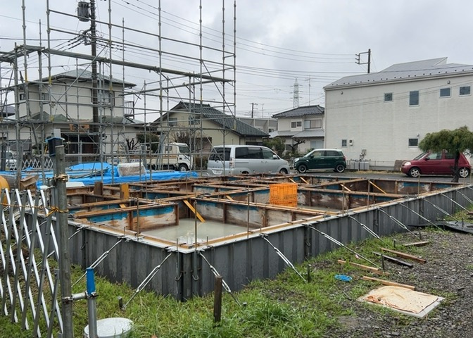 バルコニーは、室外の専用スペースのうち、「屋根がなく開放された空間」であるものを指します。ベランダより広いタイプのものが多く、日当たりもよいため家庭菜園などを楽しみたい人にとって適した環境となります。