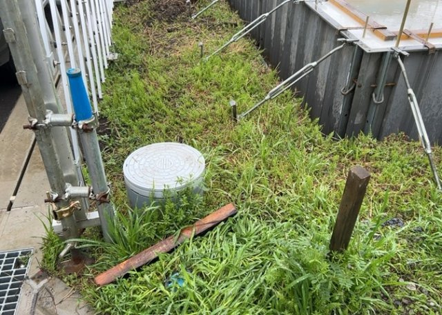 敷地内には、散水栓や立水栓があります。水道水を直接利用できるため、水を運ぶ手間を省くことが出来ます。大量の水を必要とする洗車作業や清掃などに役立ちます。その他設備とあわせて、現地でご確認ください。