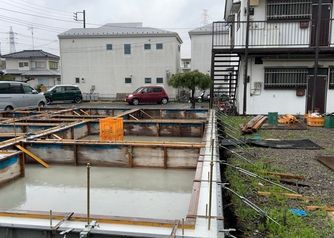 木造住宅とは土台、壁、柱など建築物の強度を支える構造体の材に木が使用されている構造を指します。構造体は建物の自重を支えるだけではなく風圧や水圧、積裁荷重などあらゆる衝撃に耐えるための基礎です。