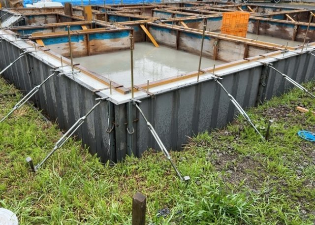ベタ基礎とは、柱の位置に関係なく全体に基礎がある事を指し、面積が大きい分建物の重さを全体に分散できます。また、地面からの湿気や害虫を遮断でき、木造住宅で心配されるシロアリ被害を防ぐ効果も期待できます。