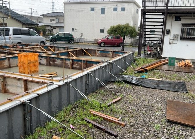 基礎パッキング工法とは、床下の換気確保のため基礎と土台の間に緩衝材を挟み込む工法です。土台の下に数十センチの間隔で設置されるため、全体的な隙間が生まれます。床下換気口に比べて高い通気性が確保されます。