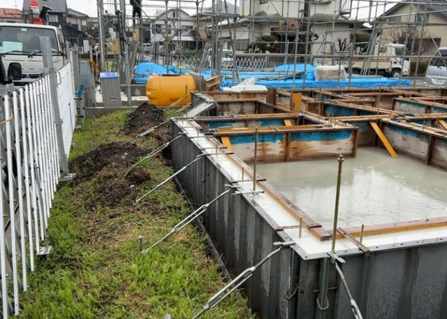 現地に行くなら、物件の周囲の地形がどうなっているかを見ることも大切です。周辺より低くなっている土地では、大雨などで水が集まりやすいため、地盤が弱くなっているということも考えられるため、注意が必要です。