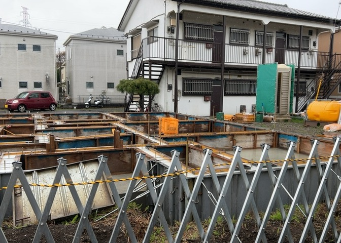 道幅が狭い場所は比較的土地の値段が低いことが多く、また交通量が少ないため騒音が少なく静かな環境で過ごせます。また、小さいお子様がいるご家庭も安心です。一方で車の駐車が難しいというデメリットもあります。