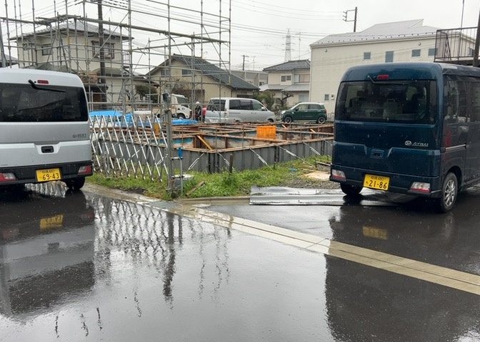 道幅が広い場所は日当たりや風通が良好です。幅が広いのですれ違いも可能ですし大きな車でも駐車可能！一方で、大型車が通ることも多くなるため交通量の増加により騒音に繋がります。また土地の値段が高くなります。
