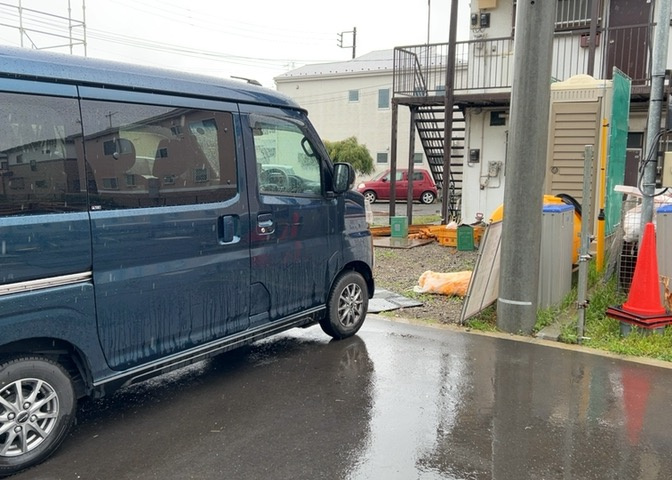 車一台あたりに必要なスペースは、標準サイズの普通自動車で横幅2m50cm、長さ5mは必要になります。ただし、乗降のことも考慮して横幅3m30cm、長さ5m50cmほどは確保できるところを選びましょう。
